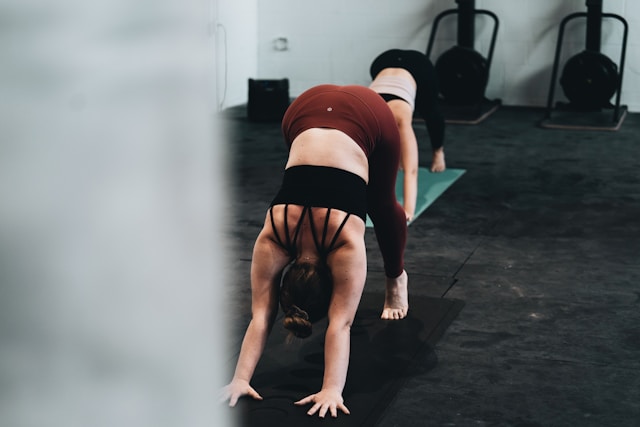 Hot yoga: Den ultimative guide til dine hot yoga oplevelser